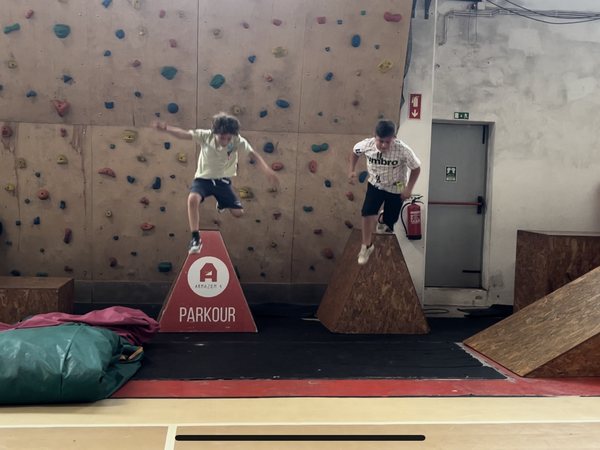 Miúdos a treinar parkour no Armazém 4